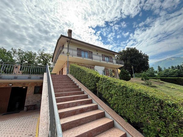 casa indipendente in vendita a Fiastra in zona San Lorenzo al Lago