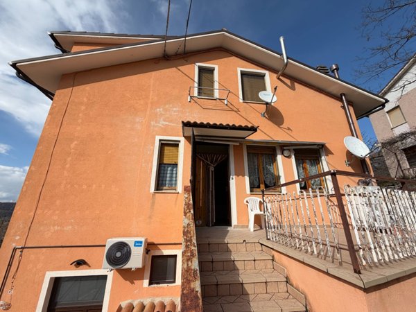 appartamento in vendita a Fiastra in zona Vescia