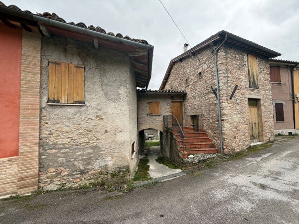 casa indipendente in vendita a Fiastra in zona Vescia