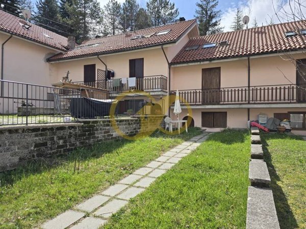 casa indipendente in vendita a Fiastra in zona San Lorenzo al Lago