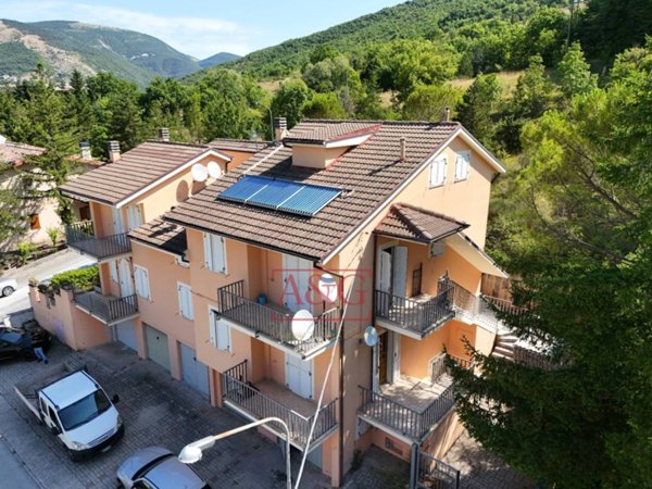 casa indipendente in vendita a Fiastra in zona San Lorenzo al Lago