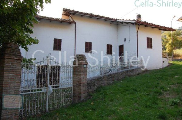 casa indipendente in vendita a Fiastra in zona Trebbio