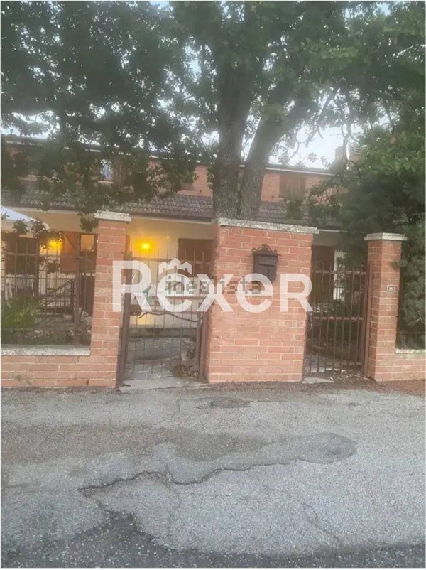 casa indipendente in vendita a Fiastra in zona Collesanto