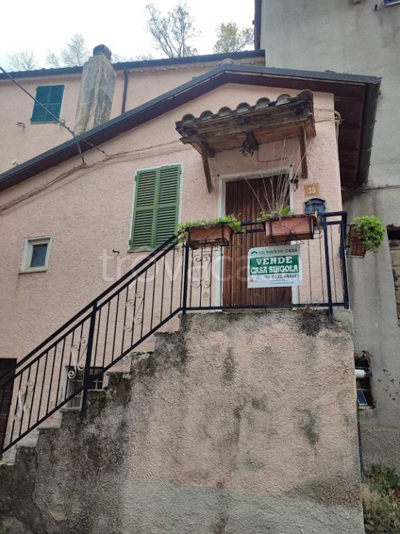 casa indipendente in vendita a Fiuminata in zona Laverino