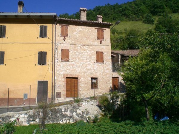 casa indipendente in vendita a Fiuminata