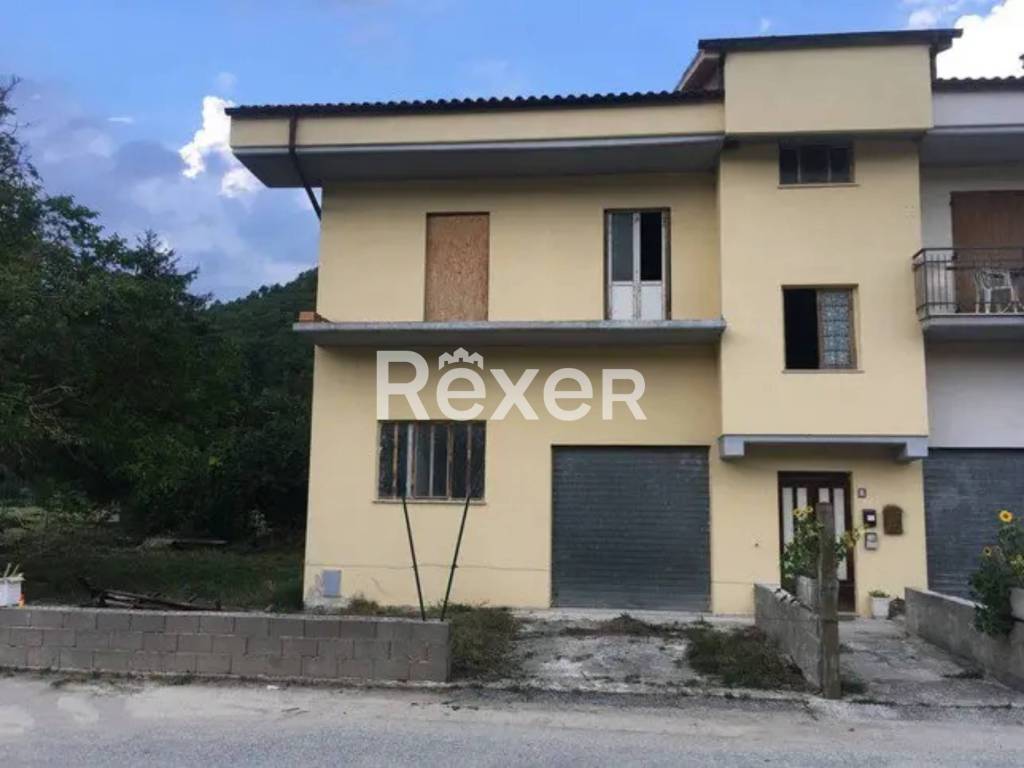 casa indipendente in vendita a Fiuminata