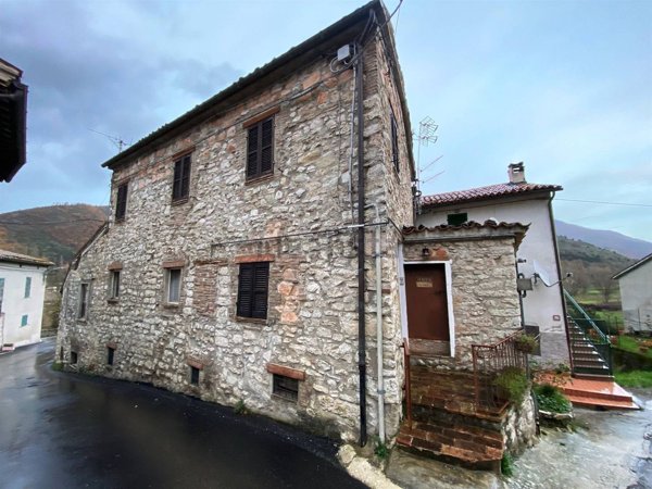 appartamento in vendita a Fiuminata in zona Pontile
