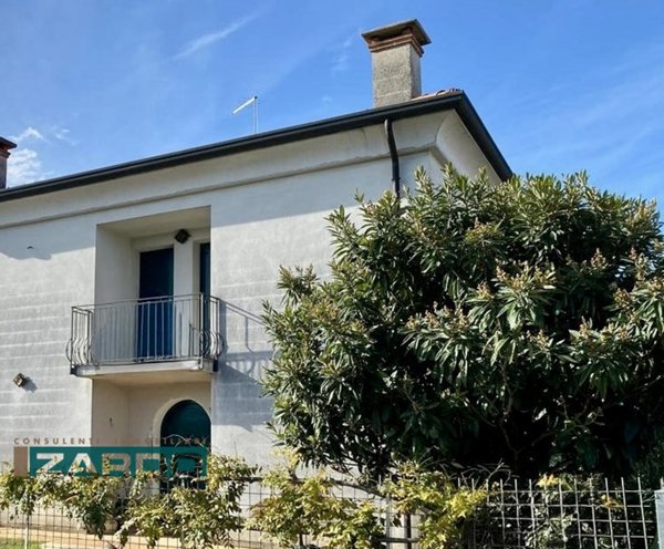 casa indipendente in vendita a Fiuminata in zona Castello