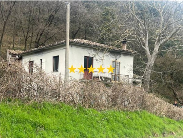 casa indipendente in vendita a Fiuminata in zona Vallibbia