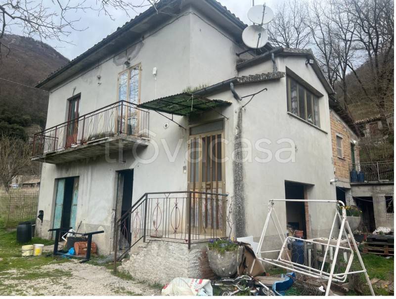 casa indipendente in vendita a Fiuminata in zona Vallibbia