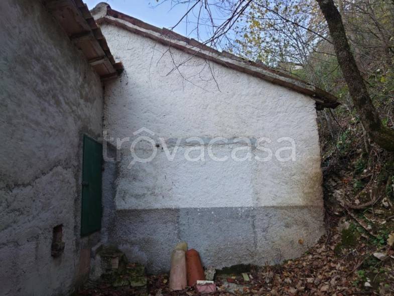 appartamento in vendita a Fiuminata in zona Laverino