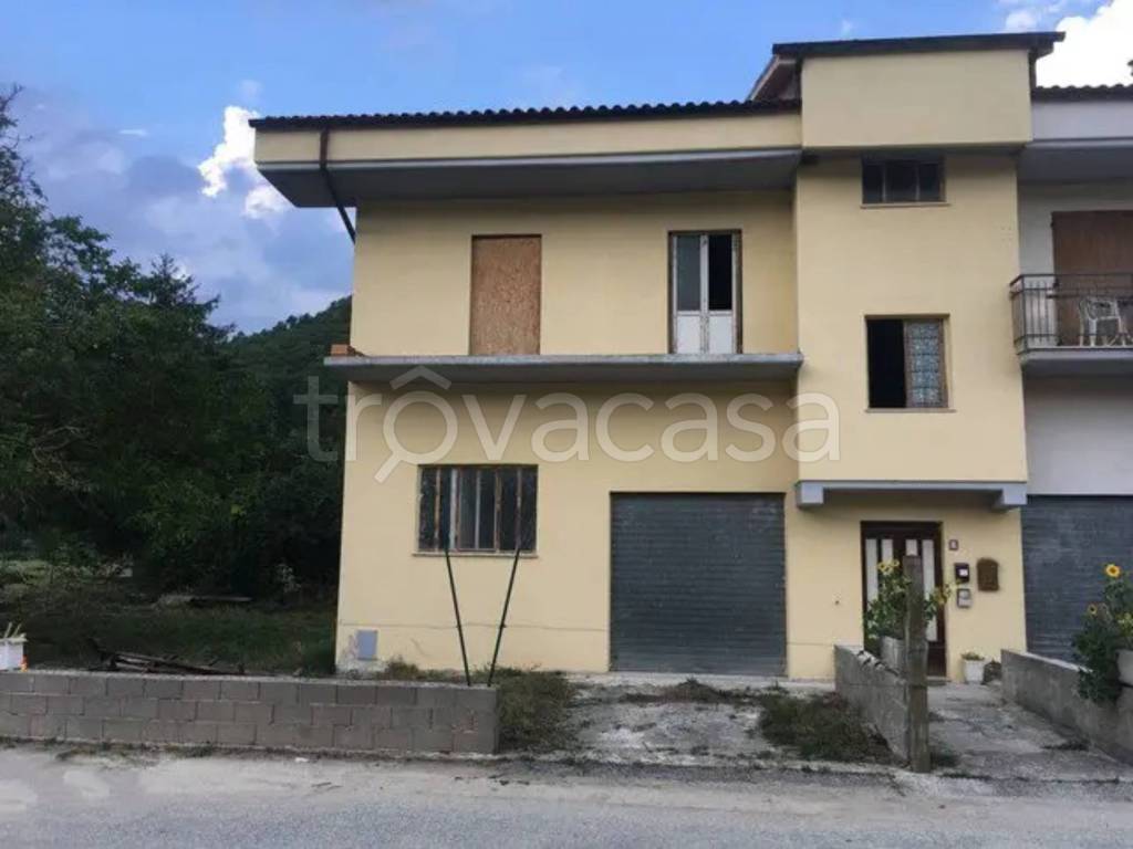 casa indipendente in vendita a Fiuminata