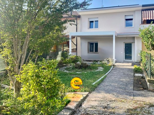 casa indipendente in vendita a Fiuminata in zona Castello