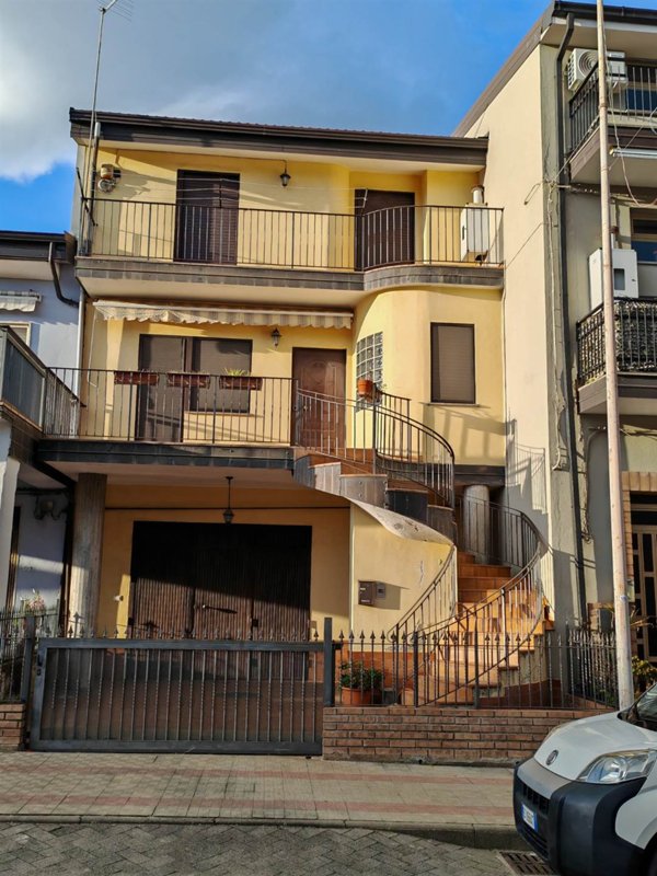 casa indipendente in vendita a Fiuminata in zona Castello