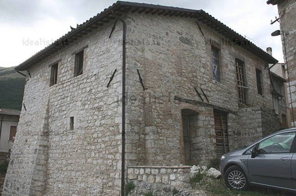 negozio in vendita a Fiuminata in zona Campottone