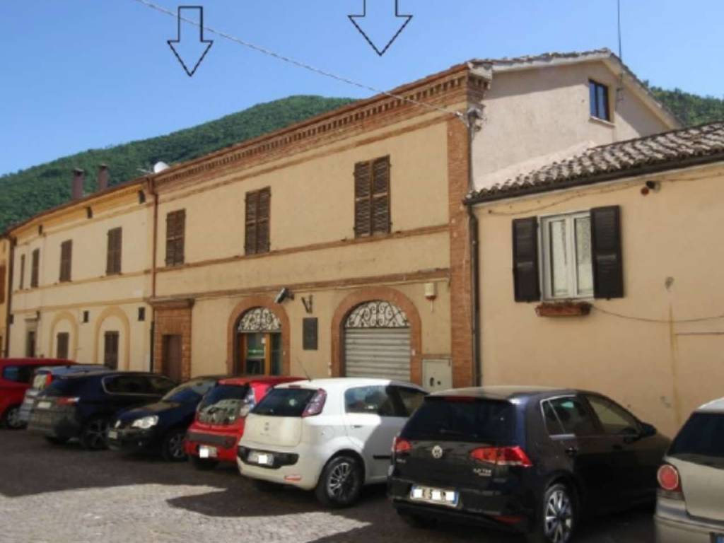 intera palazzina in vendita a Fiuminata in zona Massa