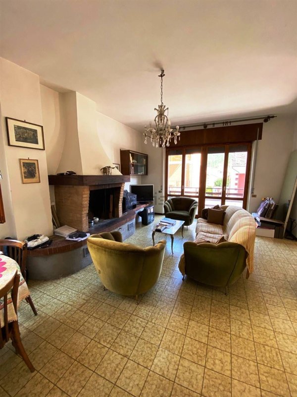 casa indipendente in vendita a Fiuminata