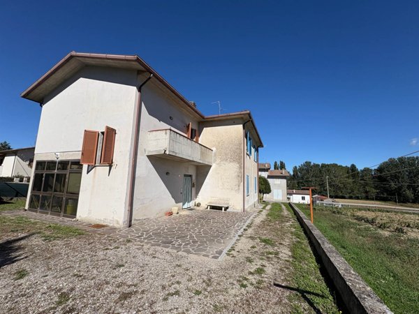 casa indipendente in vendita a Fiuminata in zona Castello