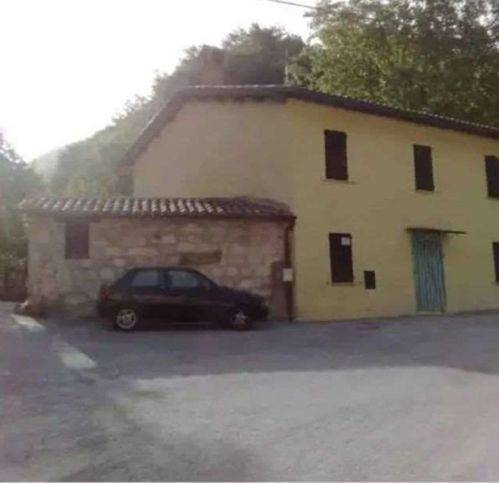 casa indipendente in vendita a Fiuminata in zona Laverino