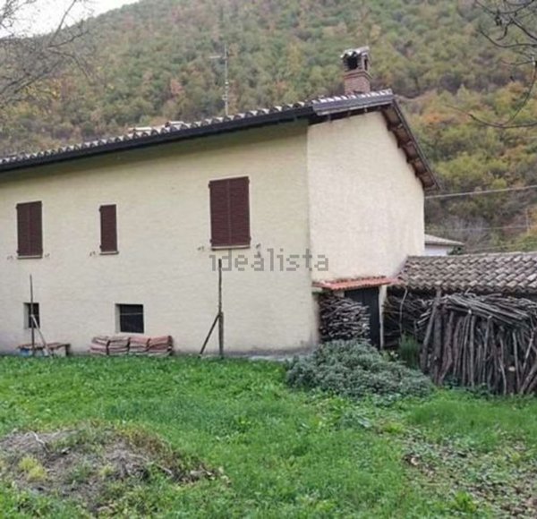 casa indipendente in vendita a Fiuminata in zona Laverino
