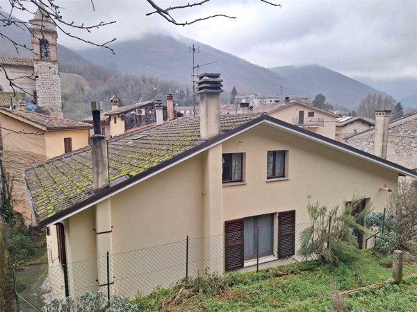 casa indipendente in vendita a Fiuminata in zona Castello