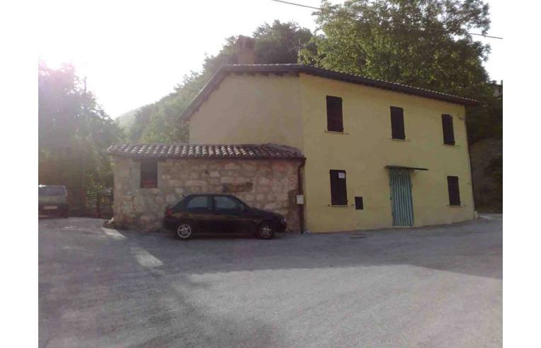 casa indipendente in vendita a Fiuminata in zona Laverino