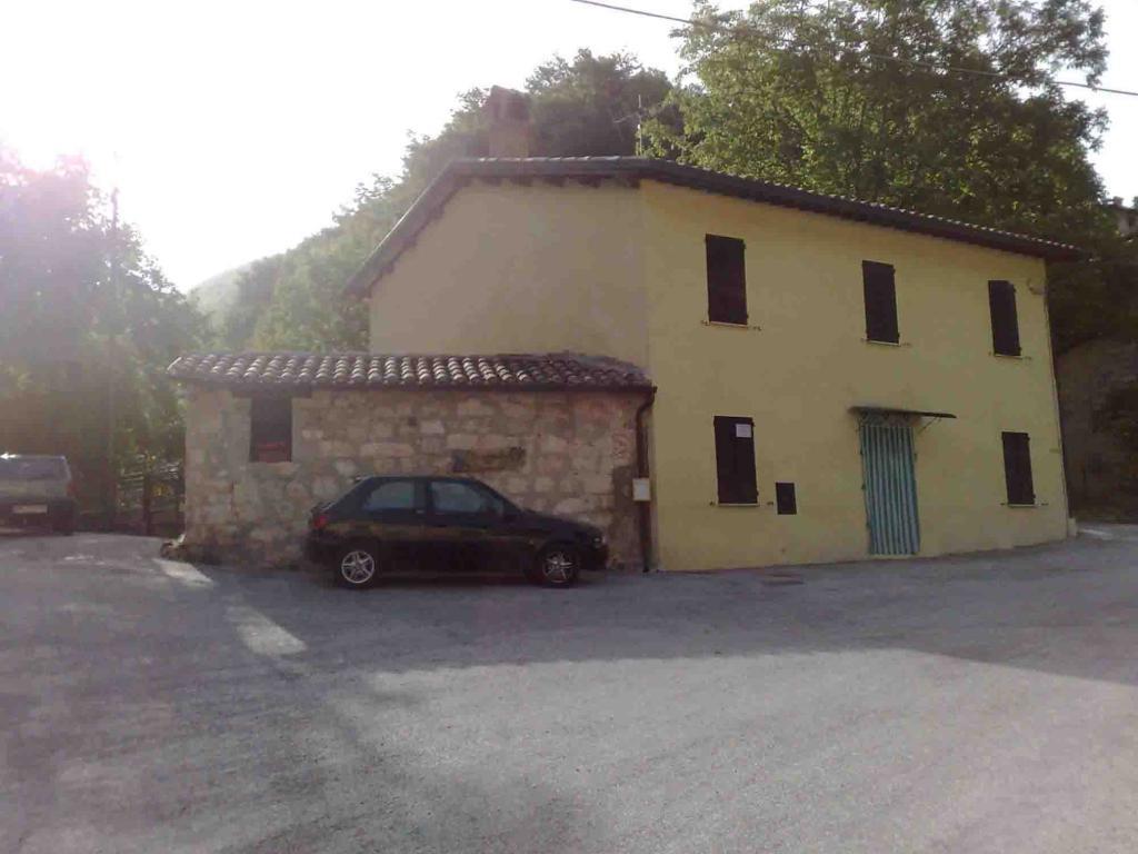 casa indipendente in vendita a Fiuminata in zona Laverino
