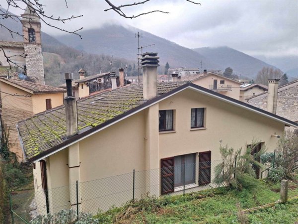 casa indipendente in vendita a Fiuminata in zona Castello