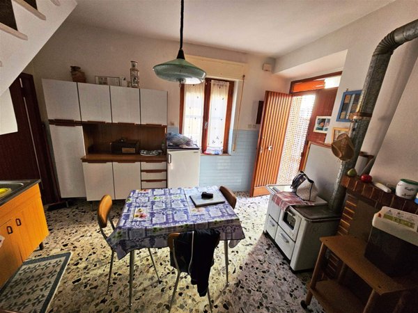 casa indipendente in vendita a Fiuminata in zona Pontile