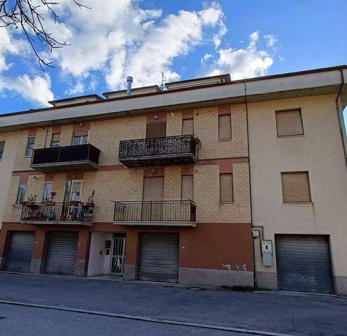 appartamento in vendita a Fiuminata in zona Massa