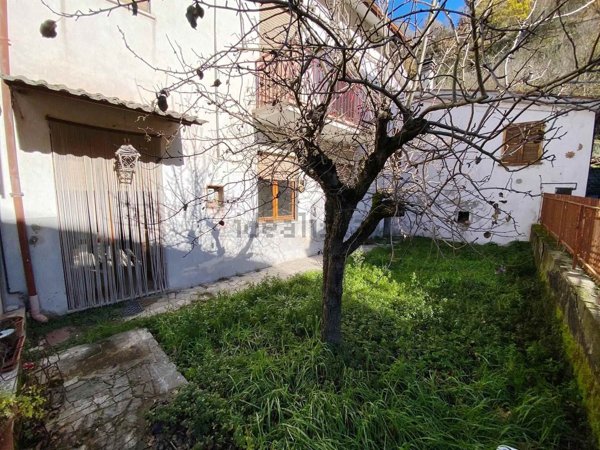 appartamento in vendita a Fiuminata in zona Castello