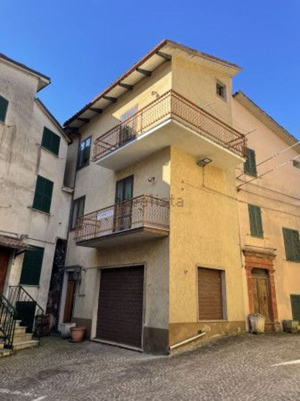 esavano in vendita a Fiuminata