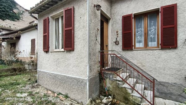 casa indipendente in vendita a Fiuminata