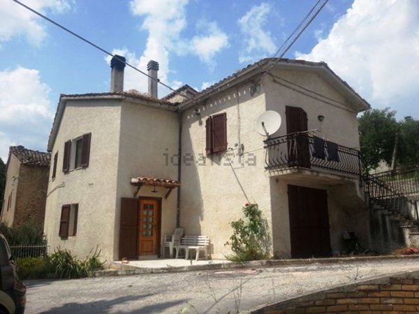 casa indipendente in vendita a Fiuminata