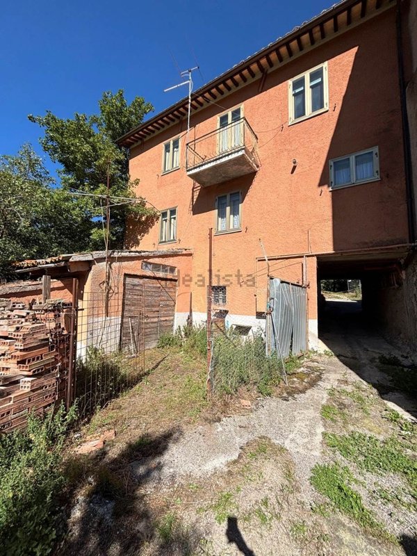 appartamento in vendita a Fiuminata in zona Casenove