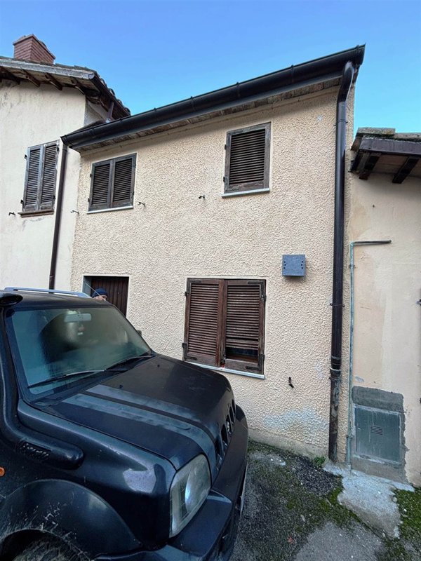 casa indipendente in vendita a Fiuminata in zona San Cassiano
