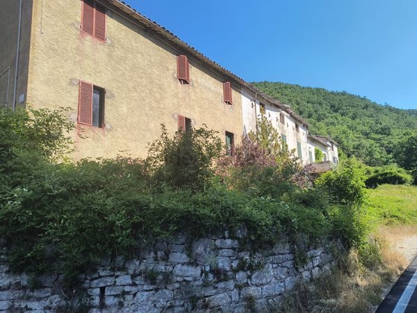 casale in vendita a Fiuminata in zona Laverino
