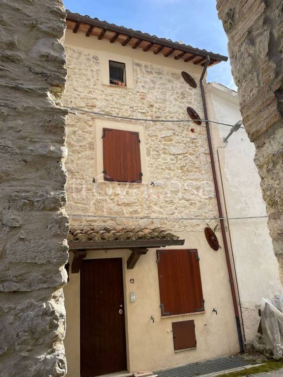 casa indipendente in vendita a Fiuminata in zona Bussi