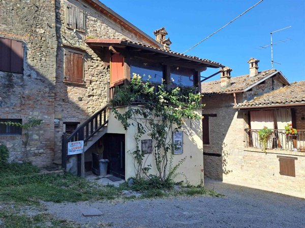 casa indipendente in vendita a Fiuminata in zona Castello
