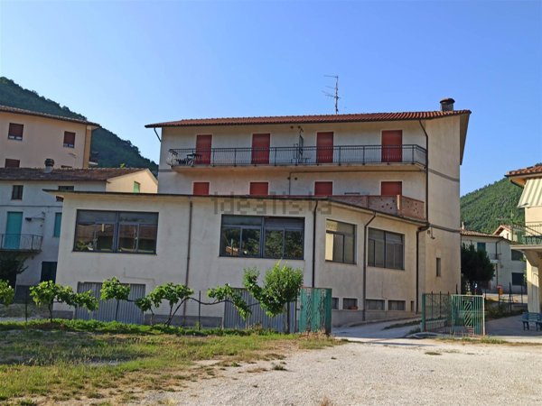 appartamento in vendita a Fiuminata in zona Massa