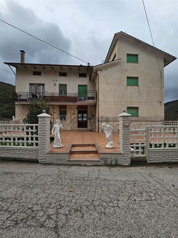 casa indipendente in vendita a Fiuminata in zona Pontile