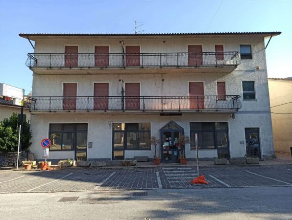 esercizio commerciale in vendita a Fiuminata in zona Massa