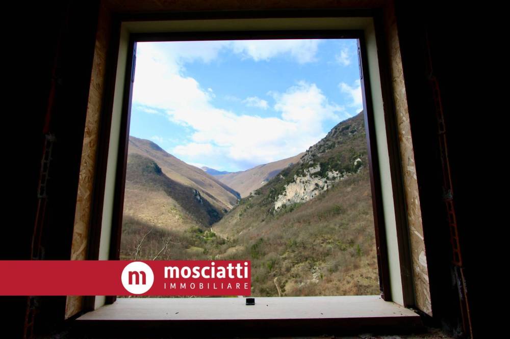 casa indipendente in vendita a Fiuminata
