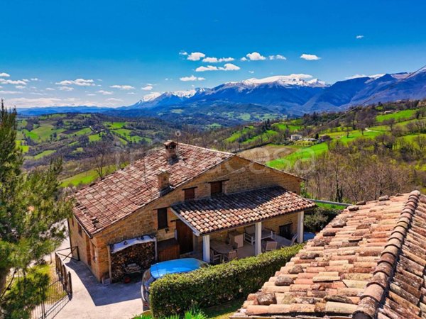 casa indipendente in vendita a Gualdo
