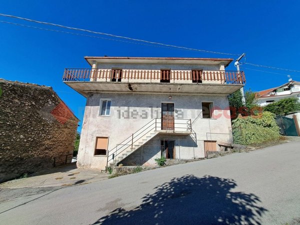 casa indipendente in vendita a Gualdo