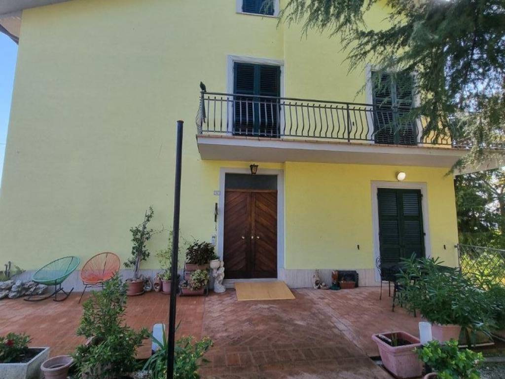 casa indipendente in vendita a Loro Piceno in zona Varco
