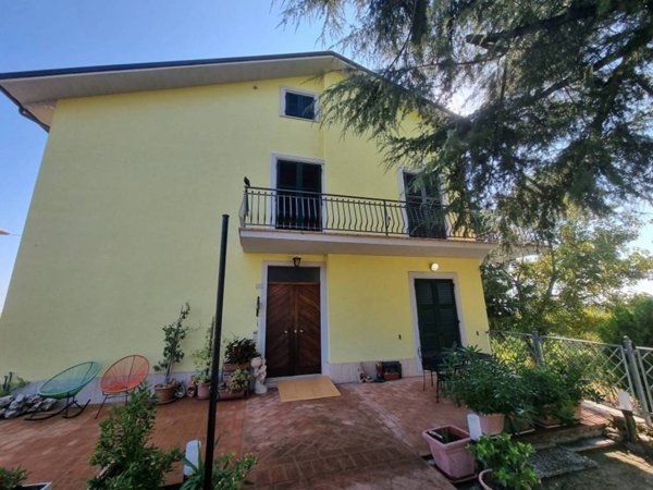 casa indipendente in vendita a Loro Piceno in zona Varco