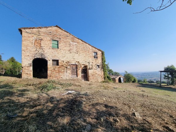 pentavano in vendita a Loro Piceno