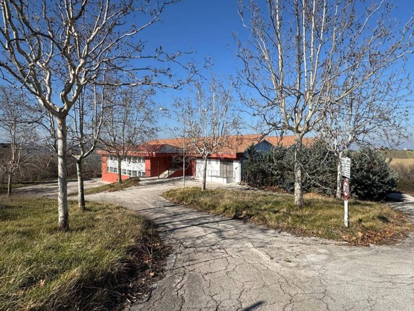 locale di sgombero in vendita a Loro Piceno