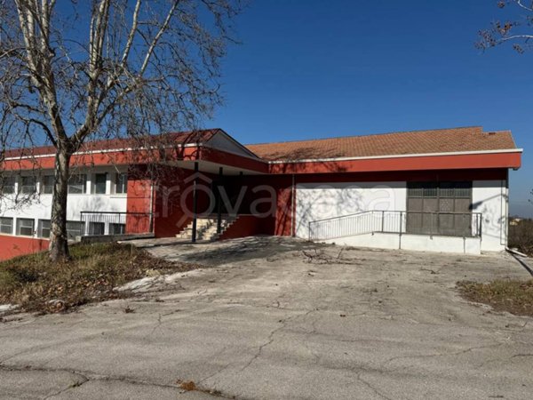 locale commerciale in vendita a Loro Piceno